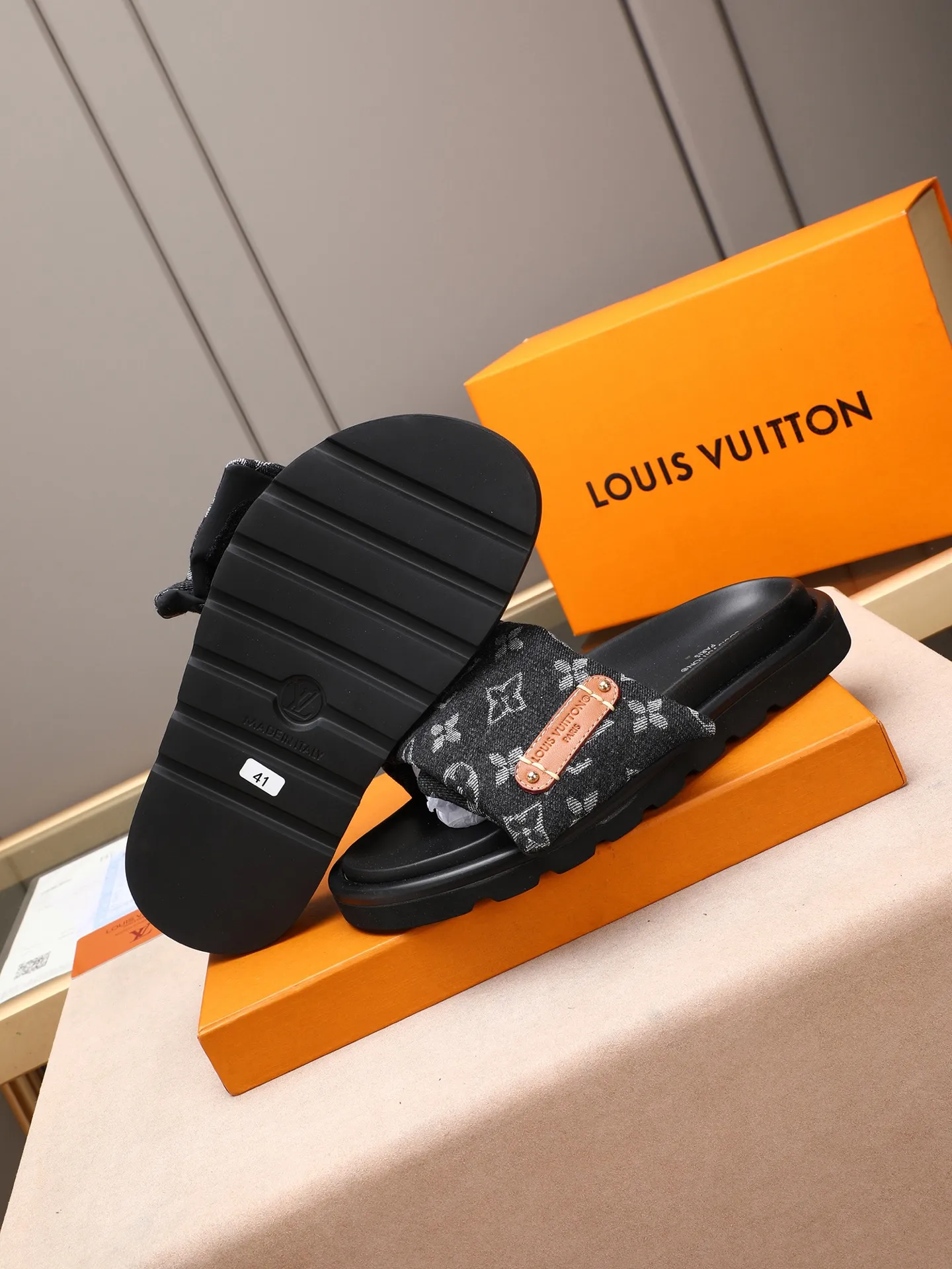 PP360 [LOUIS VUITTON] Louis Vuitton, LV printing, men's and women's slippers are on the market. The drawer box packaging comes with a cloth bag and a card. The upper pattern looks very soft and waxy, and it is a super versatile leg slimming tool. Fabric: imported denim/canvas/old fabric, LV hardware LOGO, official website pattern printing, comfortable to wear, feet: high-elastic PU water table. Sole: foam sole, heel height: about 5cm. Code number: 35-46, 35, 45, 46 are custom-made and non-returnable. Color: multiple colors and styles available.